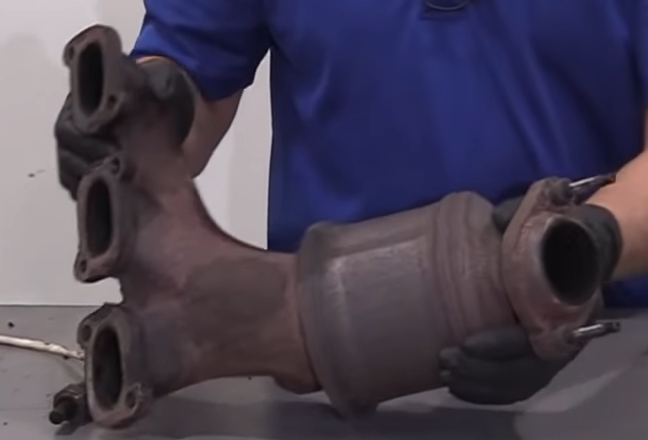 Catalytic convertor with an exhaust manifold attached