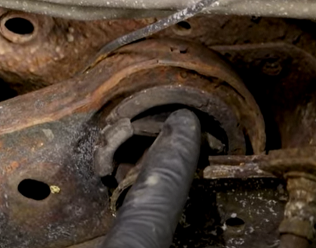 Separated seal on a rear axle arm