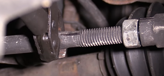 Tightening a tie rod with pliers