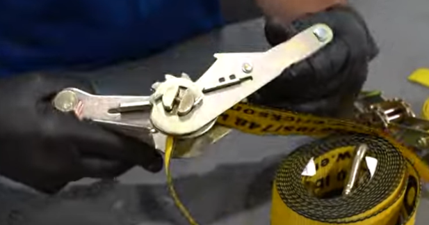 How to use, open and close a ratchet strap