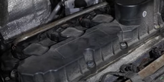 Valve cover on the 2.5 liter VW engine